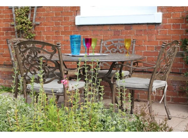 casino-ivy-cast-4-seater-round-set-lifestyle.jpg